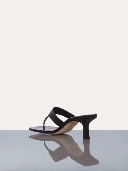 Frame Le Casimere Thong Sandal in Noir