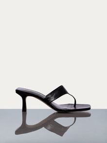 Frame Le Casimere Thong Sandal in Noir