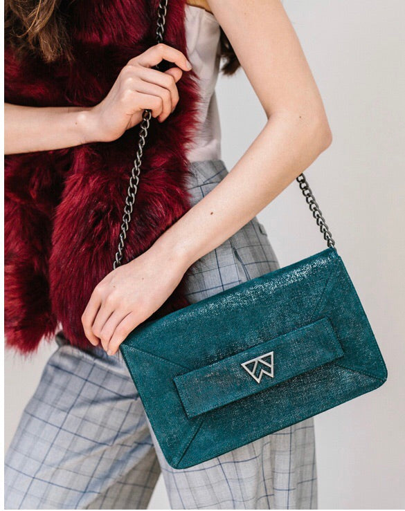 Kelly Wynne forever classy clutch